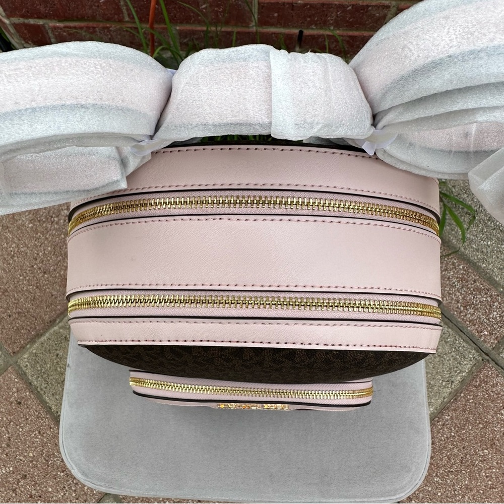 Michael Kors medium backpack and wallet - Picture 10 of 16